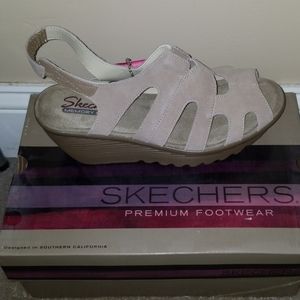 Sketchers. Memory foam parallel wedge sandals